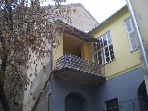 Pogled na spoljašnji deo zgrade sa balkonom i prozorima. - image 18