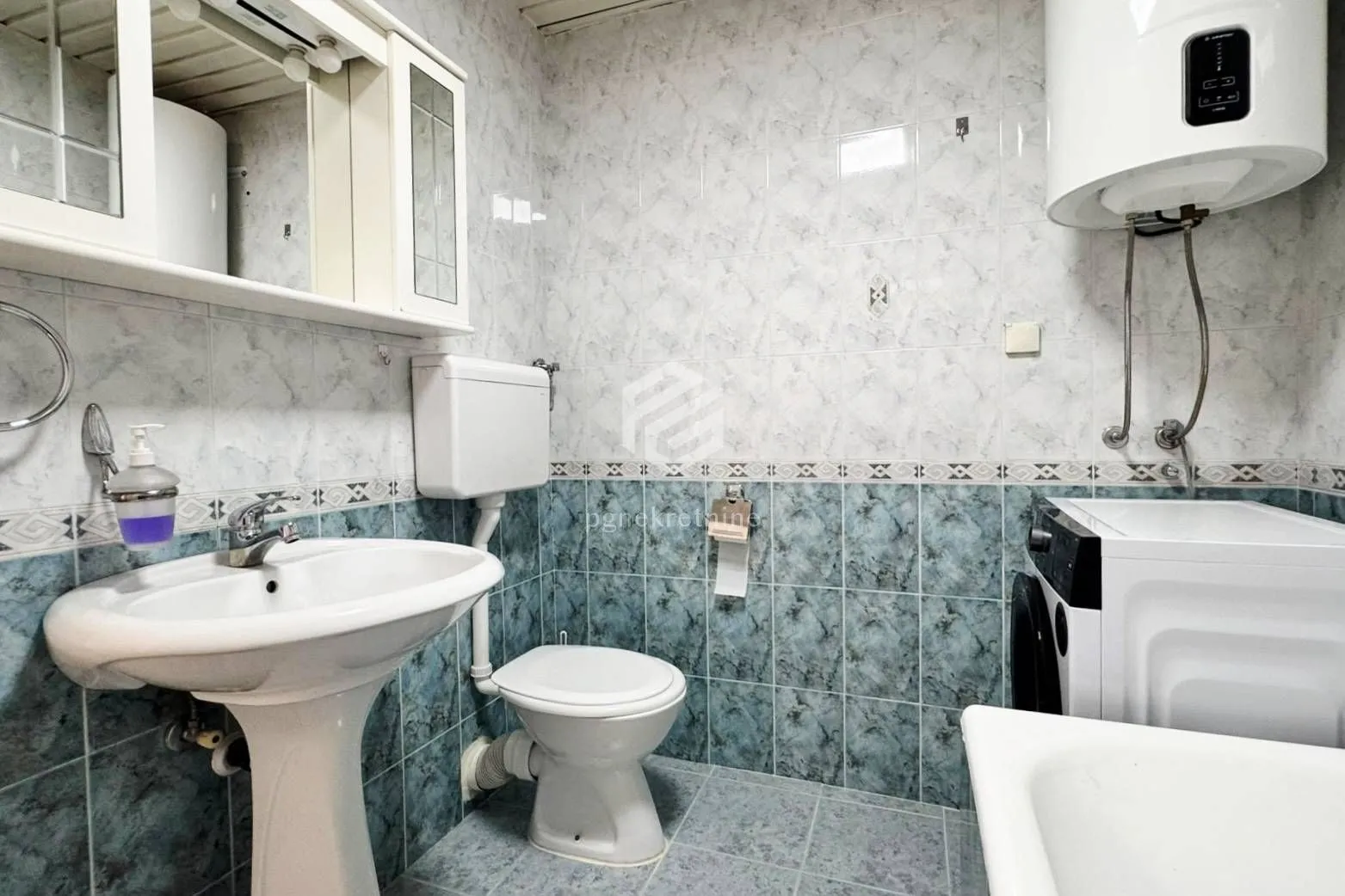 Izdavanje, dvosoban stan, 75m², Pobrežje, Podgorica