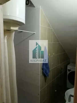 Manje kupatilo sa tuš kabinom, bojlerom i veš mašinom u potkrovlju. - image 7