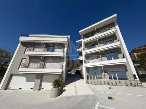 Rent, two bedroom apartment, 90m², Tivat, Crna Gora - image 4