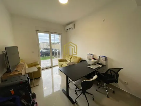 Dnevni boravak sa radnim stolom i izlazom na terasu. - image 7