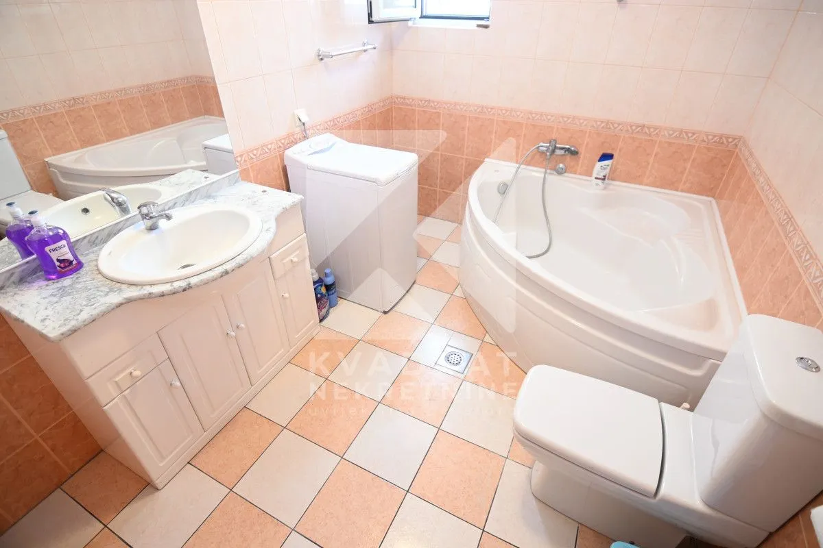 Rent, house, 400m², Zlatica, Podgorica