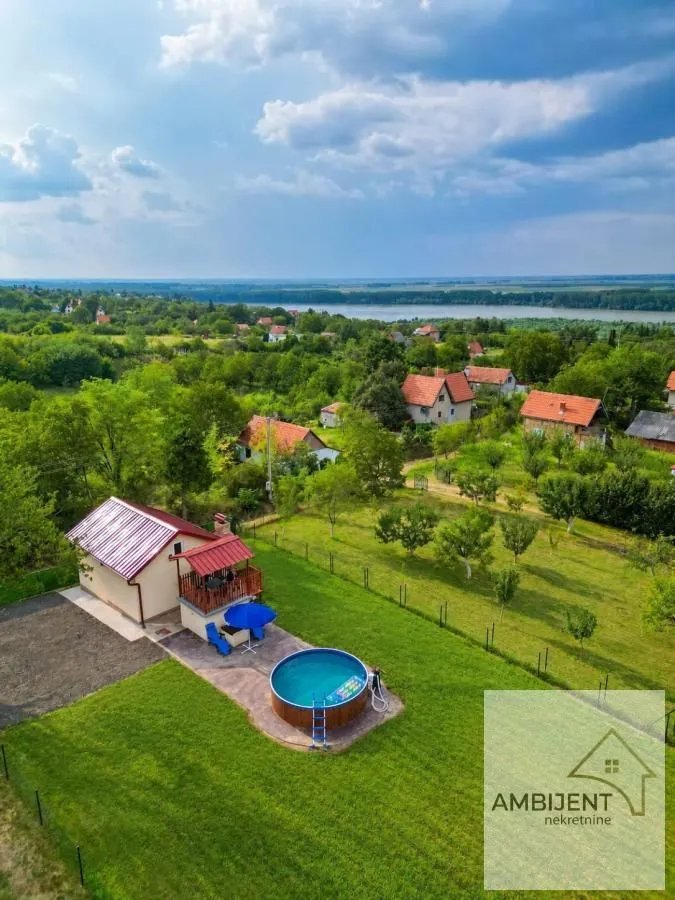 Pogled iz vazduha na kuću sa dvorištem, bazenom i okolinom.
