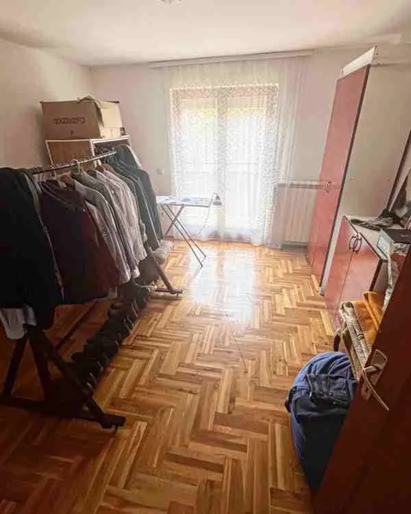 Manja soba sa parketom na podu i garderoberima.