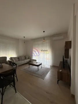 Prostrana dnevna soba sa garniturom, trpezarijskim stolom i TV komodom. - image 4