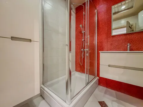Moderne kupatilo sa tuš kabinom i crvenim mozaik pločicama. - image 4