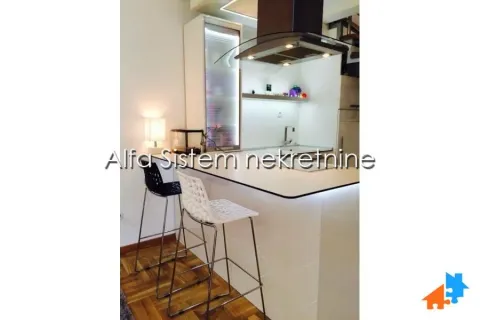 Moderna kuhinja sa šankom i barskim stolicama. - image 7