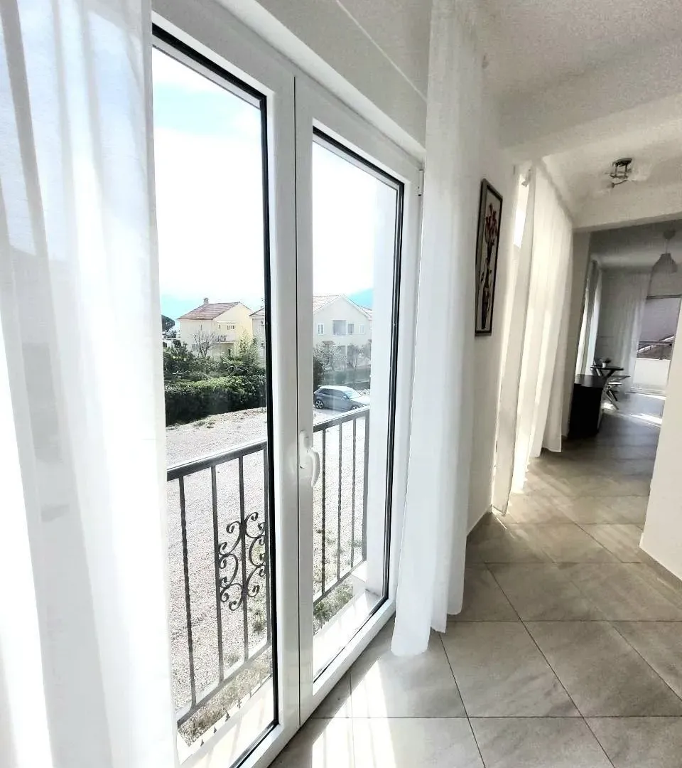 Izdavanje, dvosoban stan, 80m², Đenovići, Herceg Novi