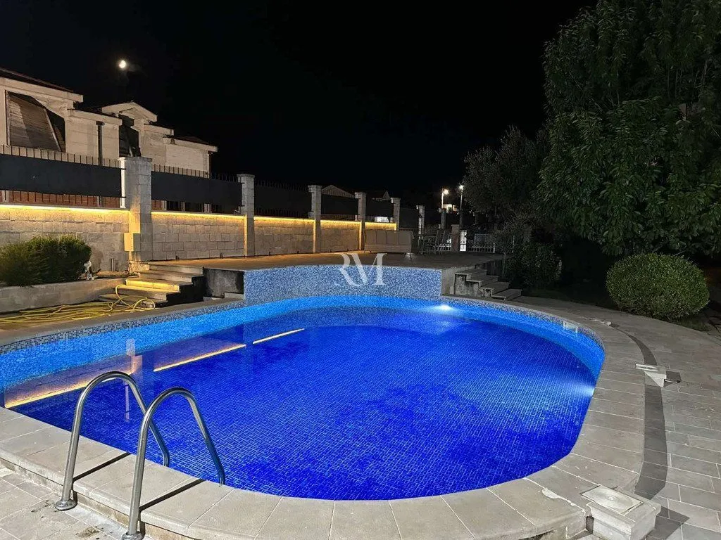 Izdavanje, trosoban stan, 160m², Kavač, Kotor