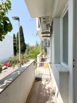 Pogled sa balkona na ulicu i zelene površine. - image 7