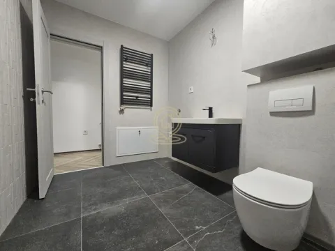 Moderno opremljeno kupatilo sa umivaonikom, WC šoljom i radijatorom za peškire. - image 11