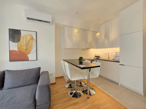 Moderna kuhinja sa trpezarijskim stolom i stolicama u sklopu dnevnog boravka. - image 14
