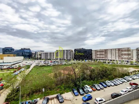 Pogled sa prozora na okolne zgrade i parking. - image 11