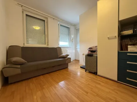 Manja soba sa krevetom na razvlačenje i ormarom. - image 14