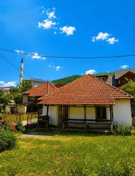 Pogled na stariju prizemnu kuću sa krovom od crijepa i travnatim dvorištem. - image 4