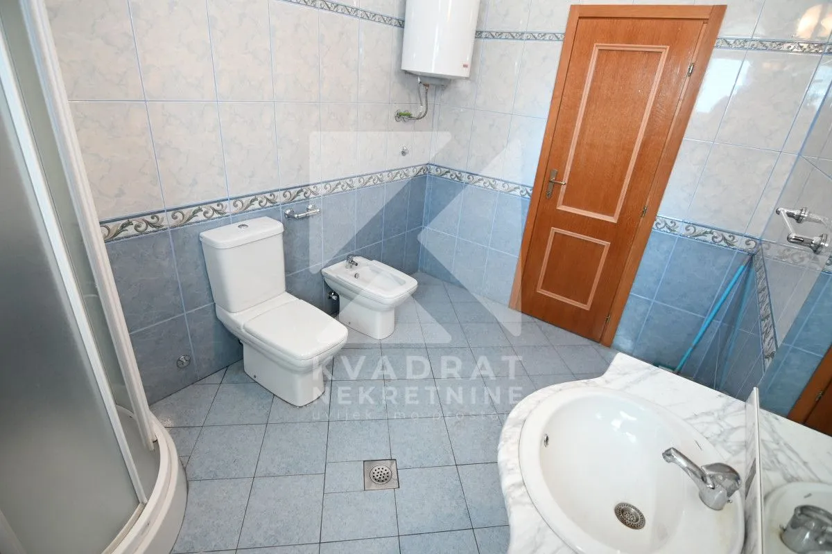 Rent, house, 400m², Zlatica, Podgorica