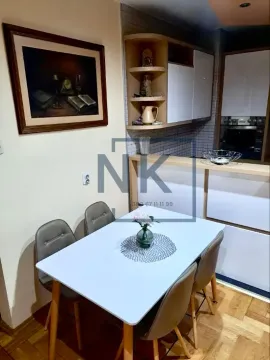 Trpezarija povezana sa kuhinjom sa bijelim stolom i četiri stolice. - image 5