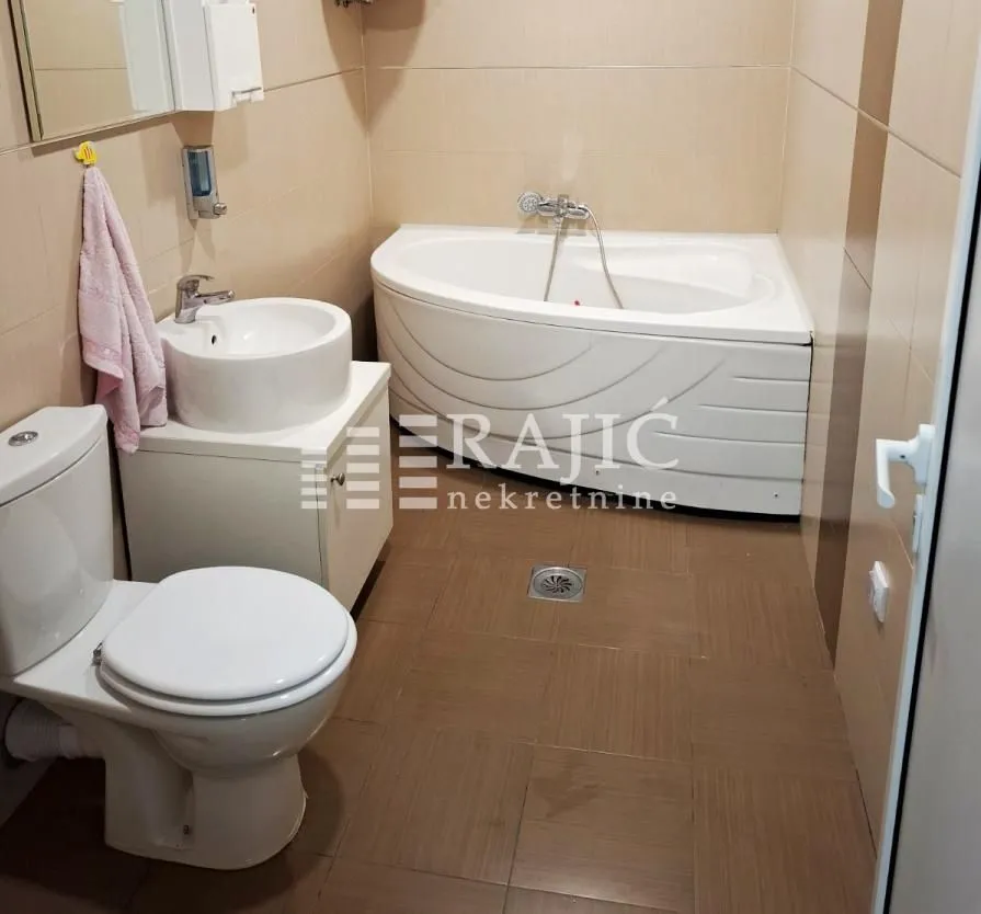 Bathroom with a bathtub, washbasin, and toilet.
