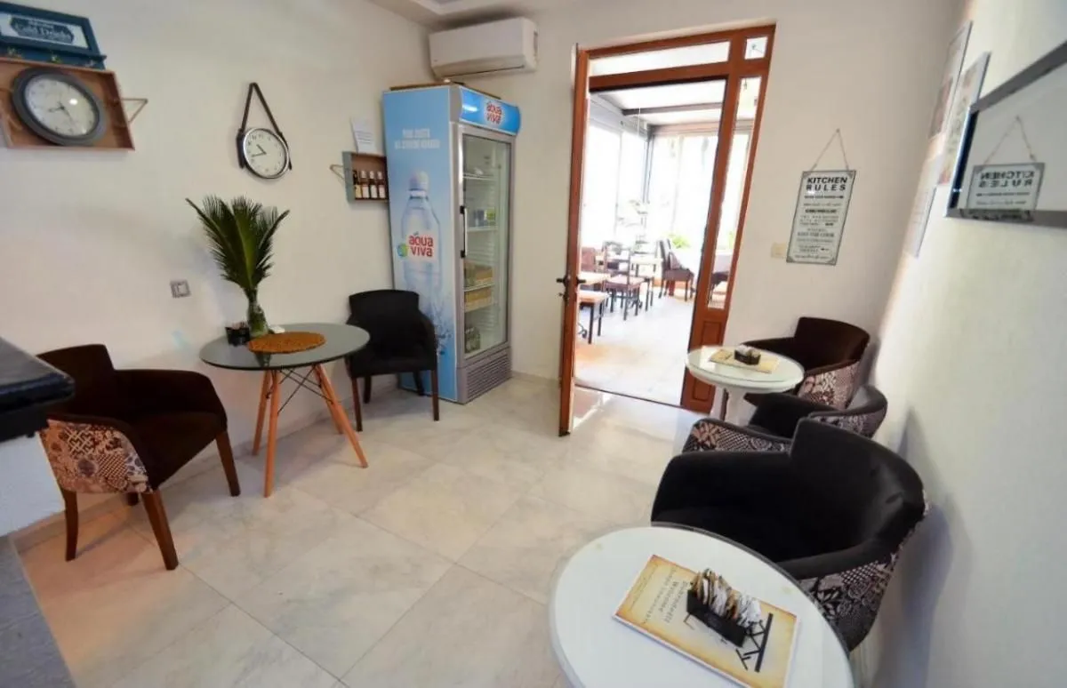 Izdavanje, poslovni prostor, 100m², Kotor, Crna Gora