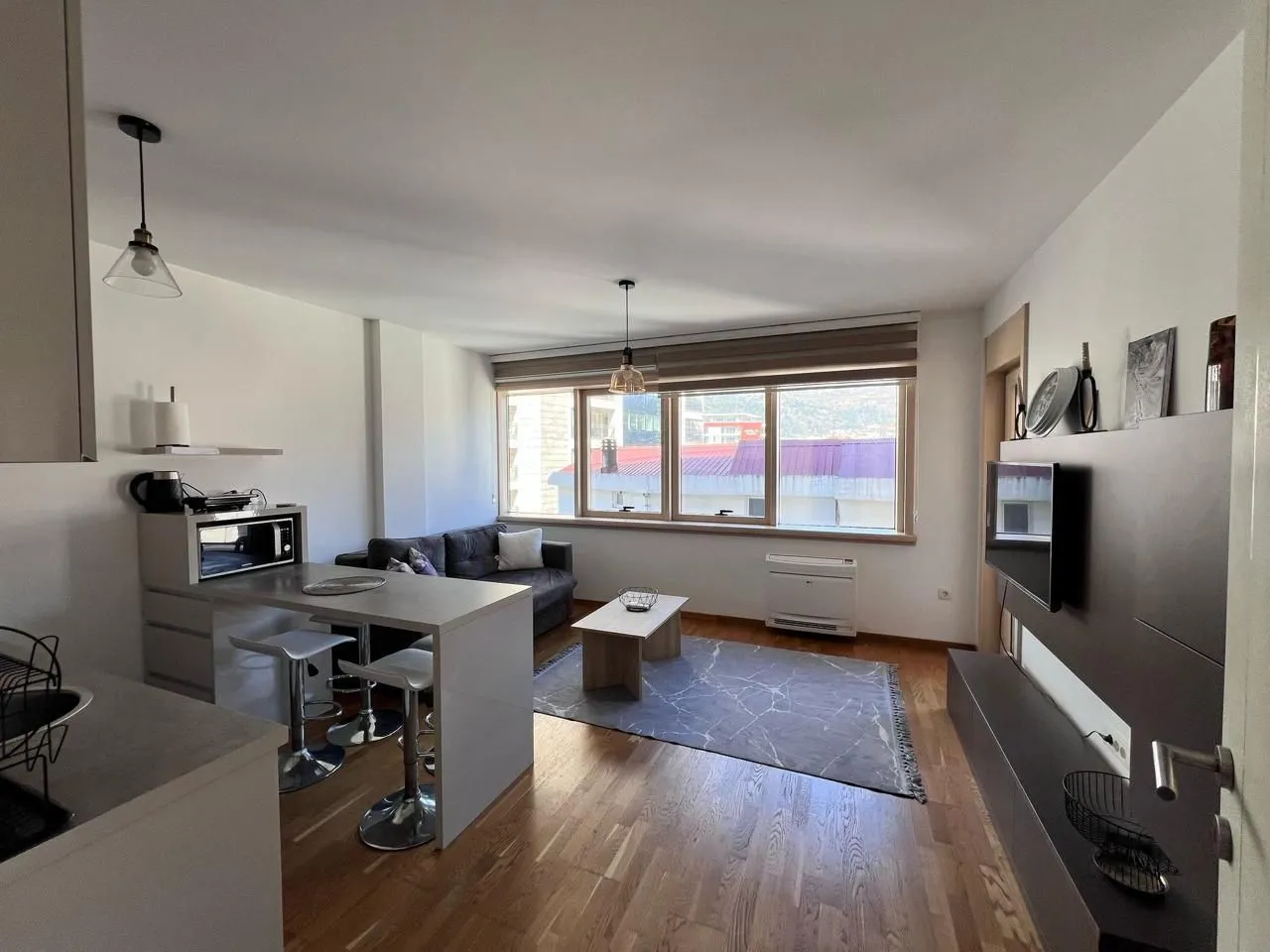 Modern living room with kitchen and dining bar.