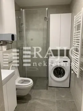 Moderno opremljeno kupatilo sa tuš kabinom i veš mašinom. - image 7