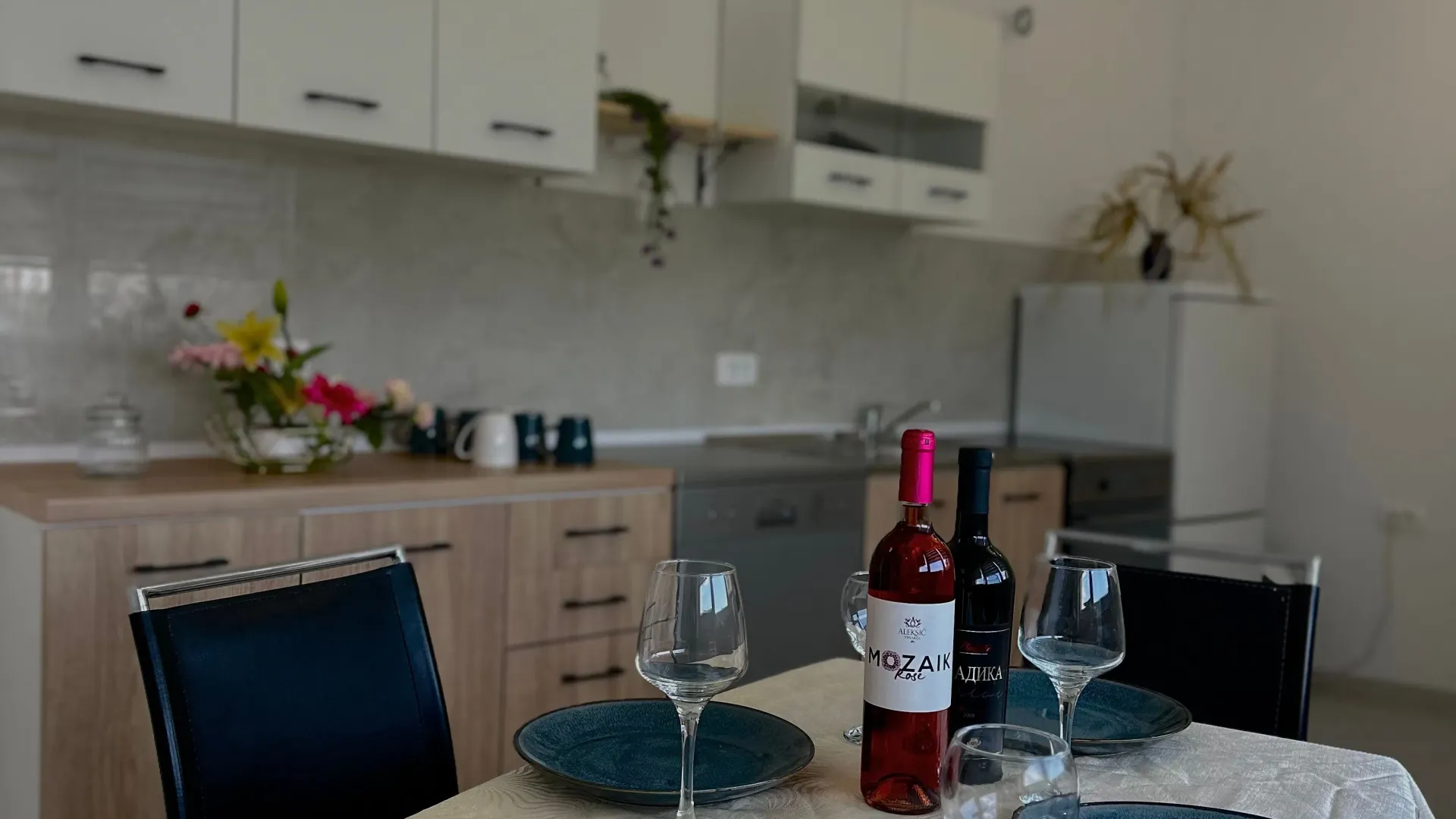 Izdavanje, trosoban stan, 100m², Kavač, Kotor