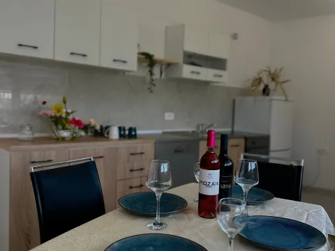 Izdavanje, trosoban stan, 100m², Kavač, Kotor - image 8