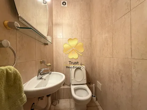 Manje kupatilo sa umivaonikom i šoljom obloženo bež pločicama. - image 10