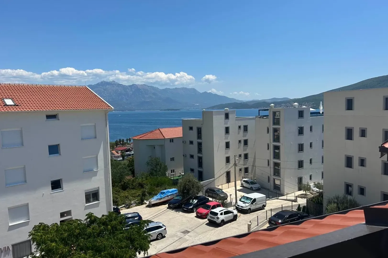 Izdavanje, dvosoban stan, 68m², Đenovići, Herceg Novi