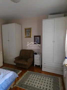 Spavaća soba sa dva bela ormara, foteljom i krevetom. - image 10