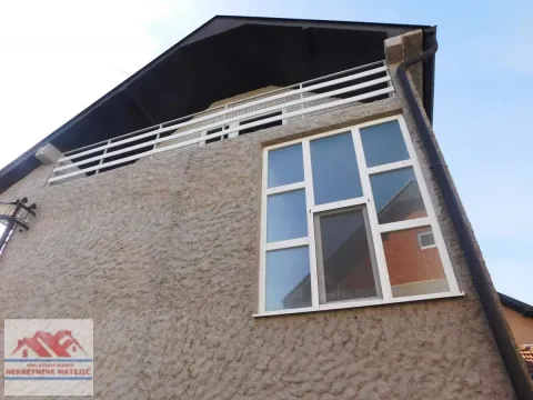 Pogled na spoljašnjost kuće sa balkonom i prozorima. - image 6