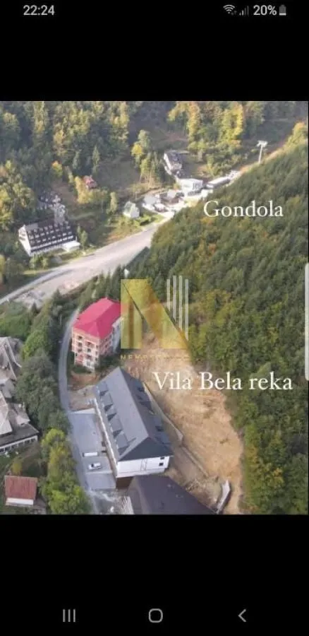 Pogled iz vazduha na lokaciju zgrade sa okolinom i gondolom.