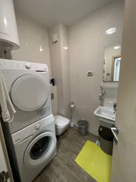 Manje kupatilo sa tuš kabinom, umivaonikom i mašinom za veš. - image 10