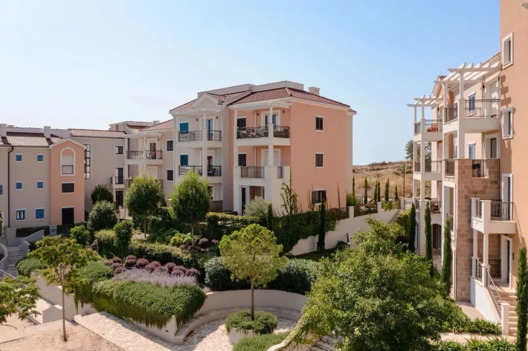 Izdavanje, jednosoban stan, 83m², Tivat, Crna Gora
