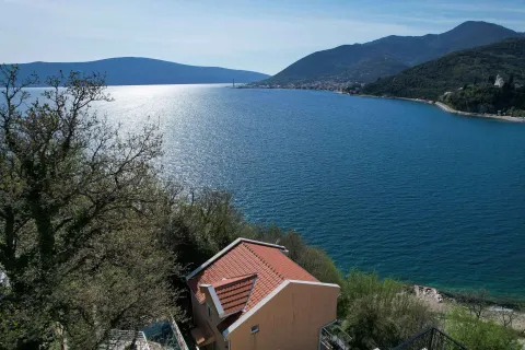 Pogled na zaliv i more sa terase kuće. - image 3