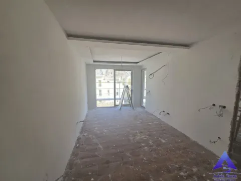 Pogled na neopremljenu prostoriju u fazi renoviranja sa izlazom na terasu. - image 19