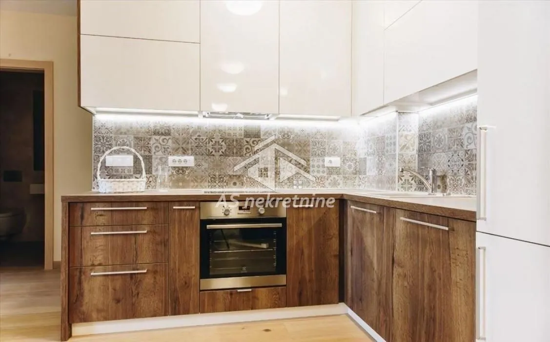 Izdavanje, trosoban stan, 68m², Vračar Sve Podlokacije, Beograd
