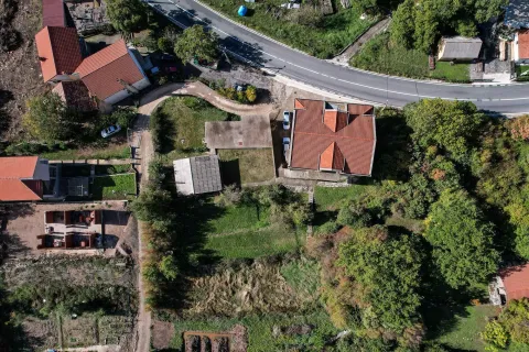 Pogled iz vazduha na kuću sa dvoriijem i okolnim zelenilom. - image 3