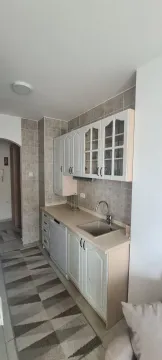 Jednostavna i funkcionalna kuhinja sa svijetlim elementima. - image 6