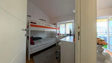 Dečja soba sa krevetom na sprat i radnim stolom. - image 5