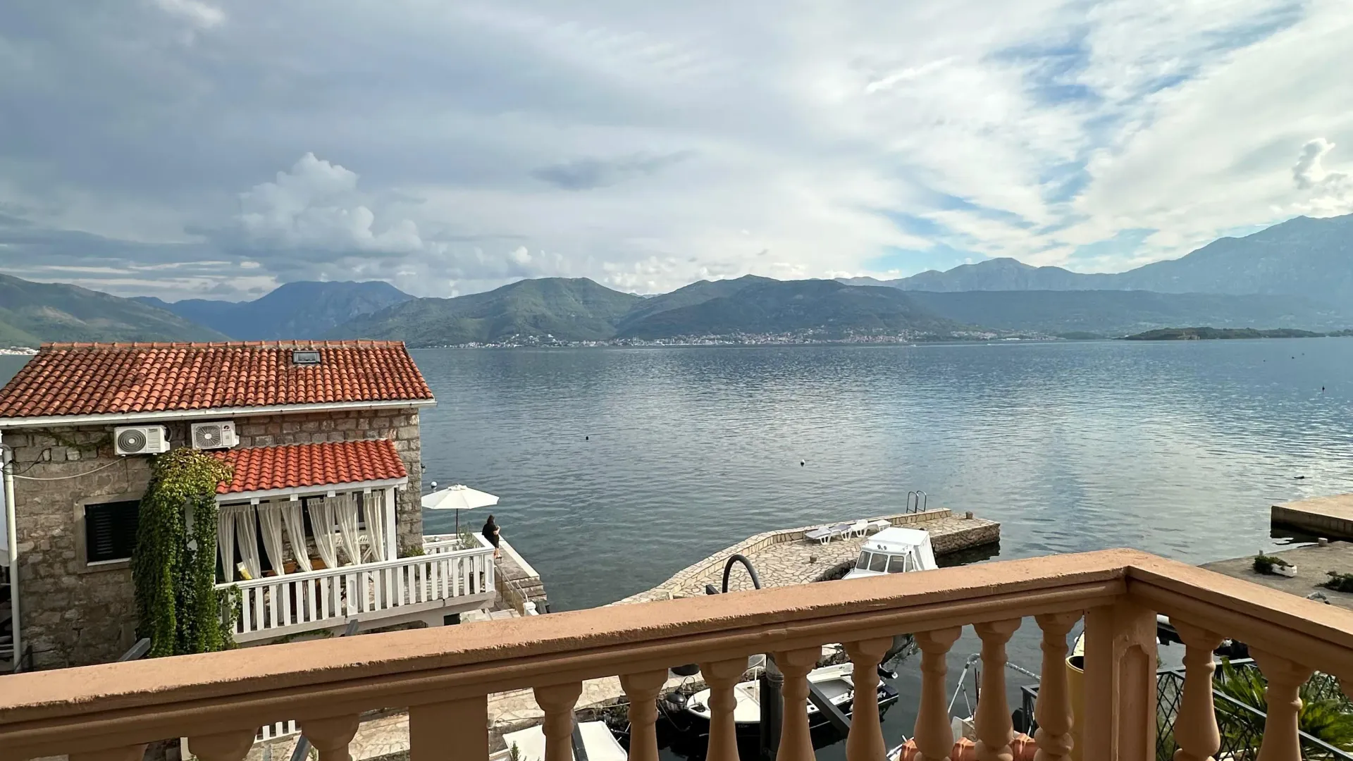 Izdavanje, kuća, 180m², Krašići, Tivat