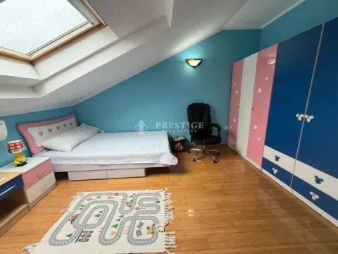 Dječija soba u potkrovlju sa krevetom, garderoberom i krovnim prozorom. - image 9