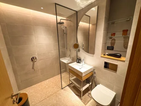 Moderne opremljeno kupatilo sa tuš kabinom, umivaonikom i wc šoljom. - image 7