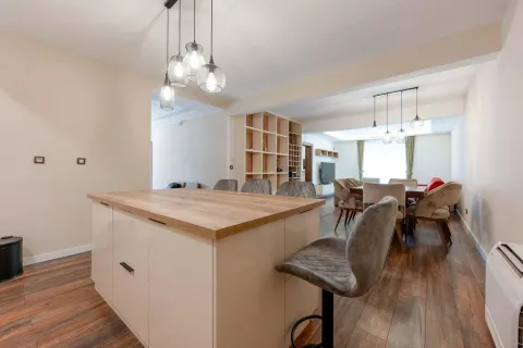 Moderna kuhinja sa šankom i trpezarijom u pozadini. - image 6