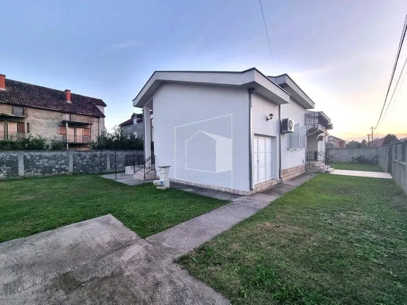 Rent, house, 400m², Zlatica, Podgorica