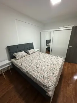 Spavaća soba sa bračnim krevetom, bijelim garderoberom i drvenim podom. - image 4