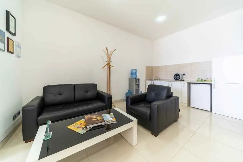 Living room with black leather furniture and a coffee table.