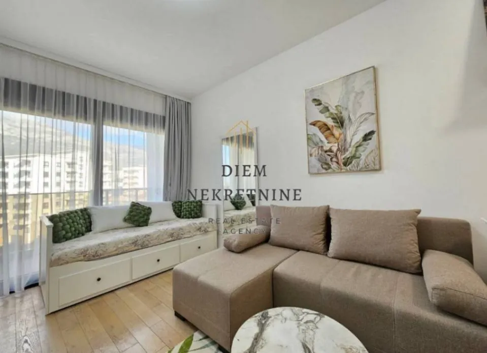 Izdavanje, garsonjera, 34m², Soho City, Bar