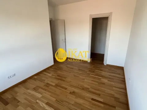 Prodaja, četvorosoban stan, 80m², Centar, Stara Pazova - image 1