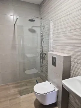 Savremeno opremljeno kupatilo sa tuš kabinom i ugradnim sanitarijama. - image 12